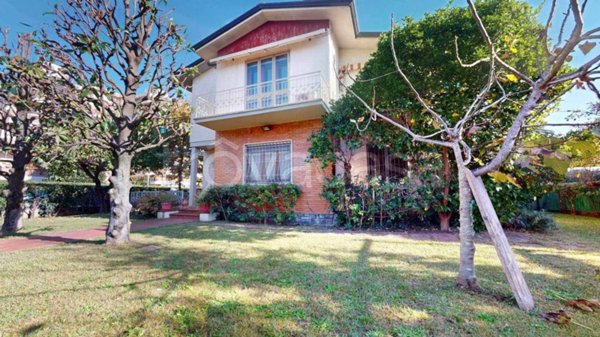 casa indipendente in vendita a Viareggio in zona Centro Storico