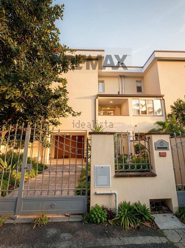 casa indipendente in vendita a Viareggio in zona Torre del Lago