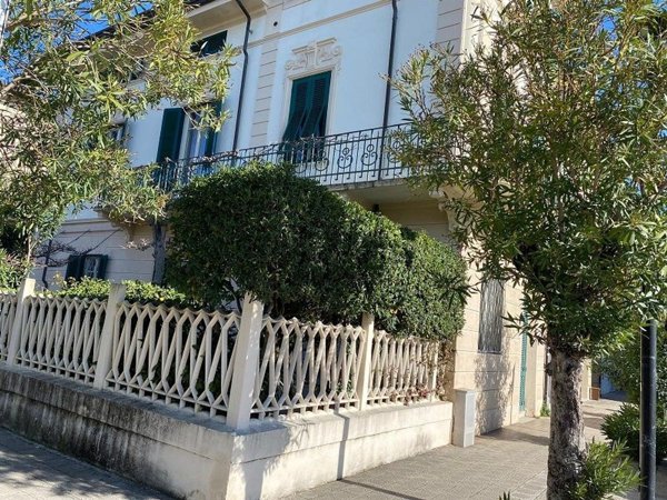 casa indipendente in vendita a Viareggio