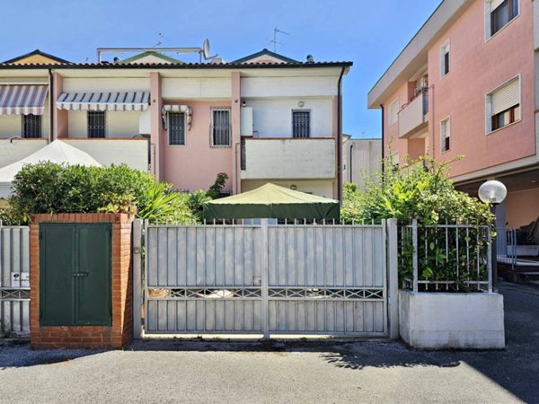 casa indipendente in vendita a Viareggio