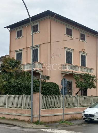 casa indipendente in vendita a Viareggio