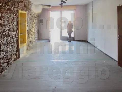 negozio in vendita a Viareggio in zona Campo d'Aviazione