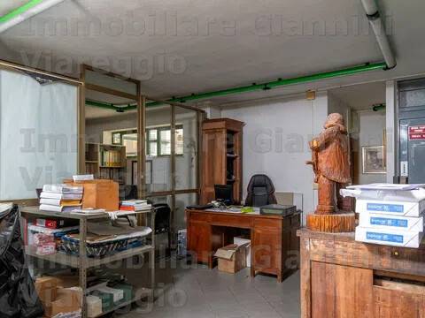 locale commerciale in vendita a Viareggio in zona Campo d'Aviazione