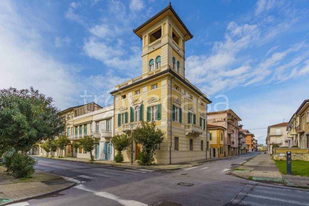 casa indipendente in vendita a Viareggio