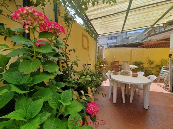 casa indipendente in vendita a Viareggio