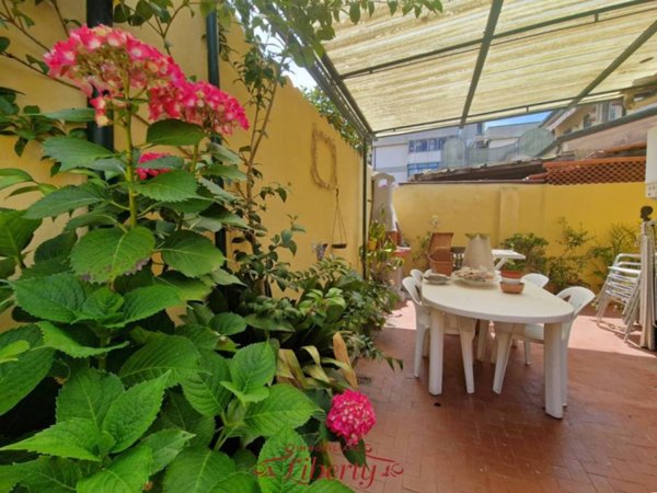 casa indipendente in vendita a Viareggio