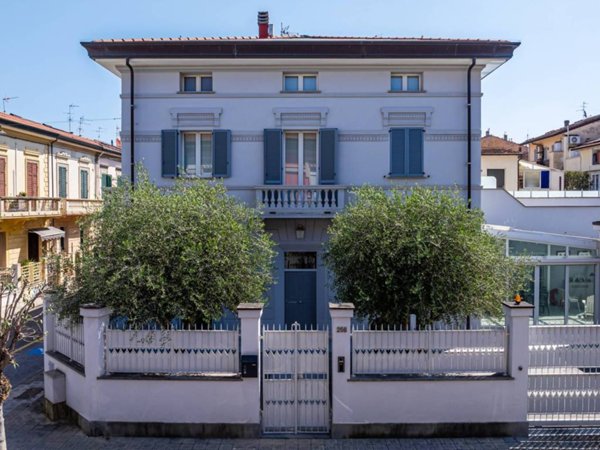 casa indipendente in vendita a Viareggio
