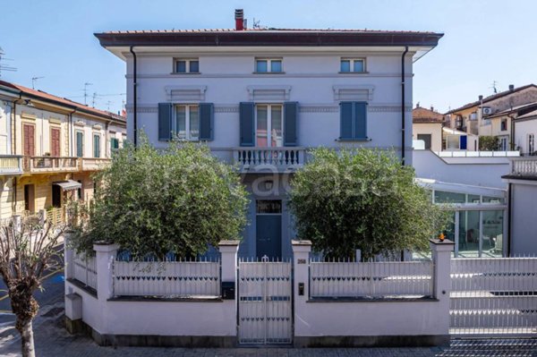 casa indipendente in vendita a Viareggio in zona Centro Storico
