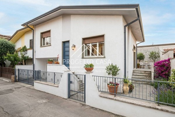 casa indipendente in vendita a Viareggio in zona Torre del Lago