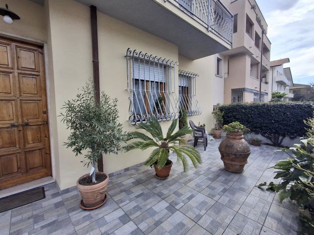 casa indipendente in vendita a Viareggio in zona Campo d'Aviazione