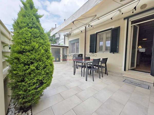 casa indipendente in vendita a Viareggio
