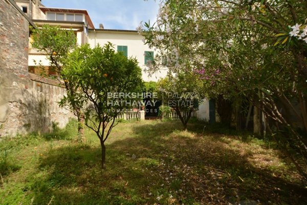casa indipendente in vendita a Viareggio
