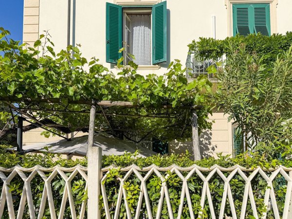 casa indipendente in vendita a Viareggio