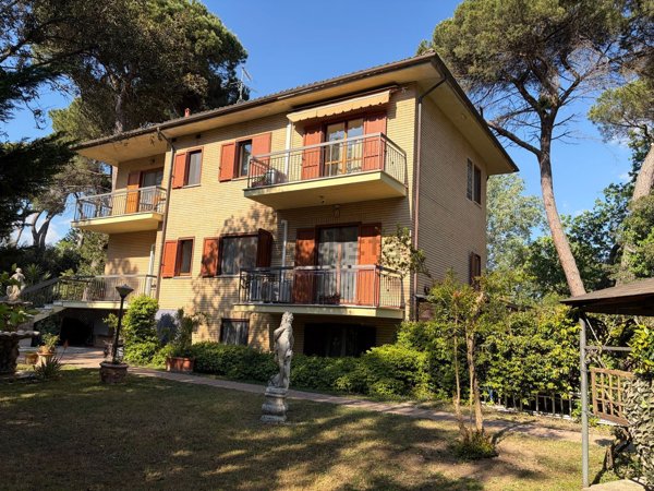 casa indipendente in vendita a Viareggio