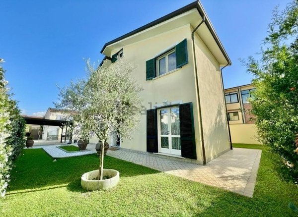 casa indipendente in vendita a Viareggio in zona Torre del Lago