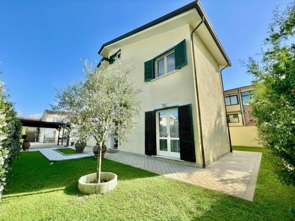 casa indipendente in vendita a Viareggio in zona Torre del Lago