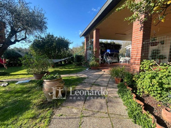 casa indipendente in vendita a Viareggio