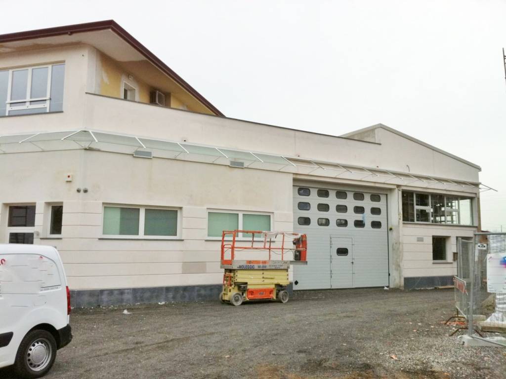 locale commerciale in vendita a Viareggio in zona Migliarina