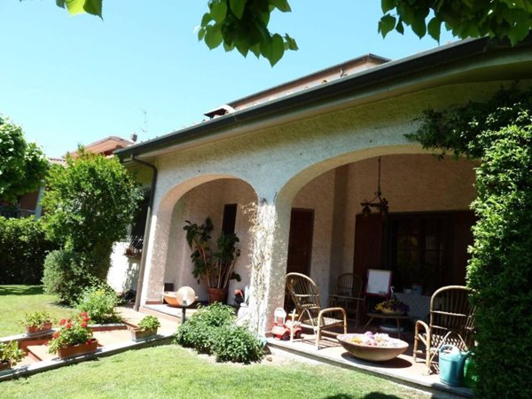 casa indipendente in vendita a Viareggio in zona Campo d'Aviazione