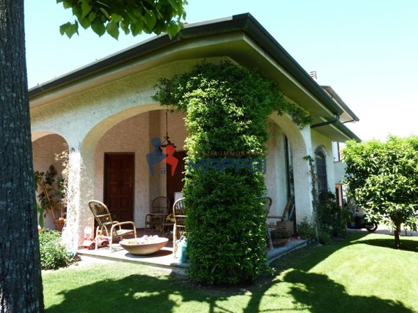 casa indipendente in vendita a Viareggio in zona Campo d'Aviazione