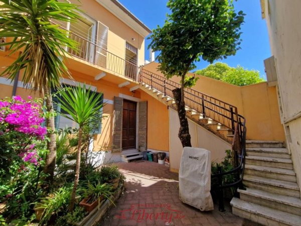 casa indipendente in vendita a Viareggio