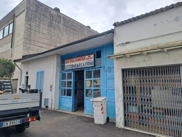 ufficio in vendita a Viareggio in zona Campo d'Aviazione