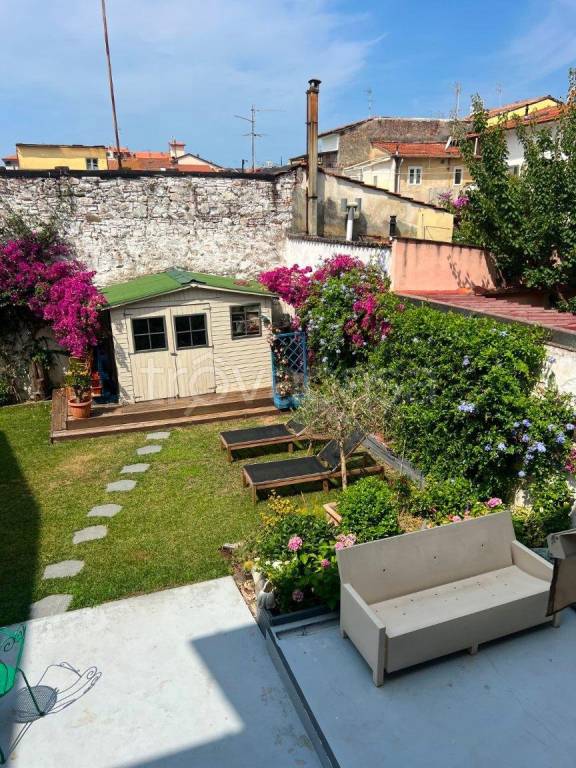 casa indipendente in vendita a Viareggio