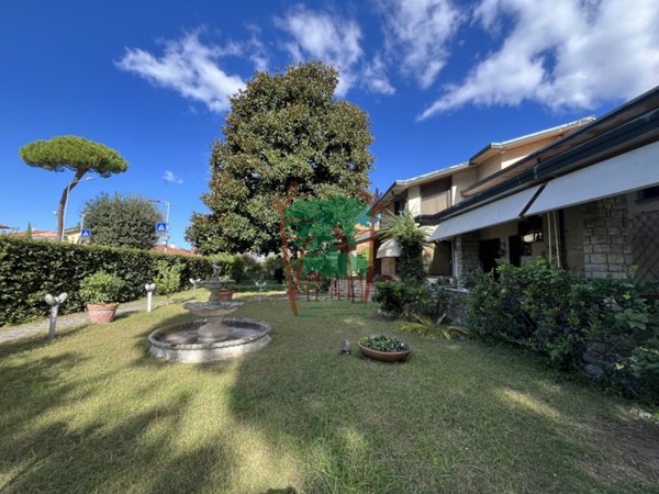 casa indipendente in vendita a Viareggio