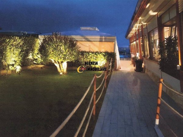 negozio in vendita a Viareggio in zona Fossa dell'Abate