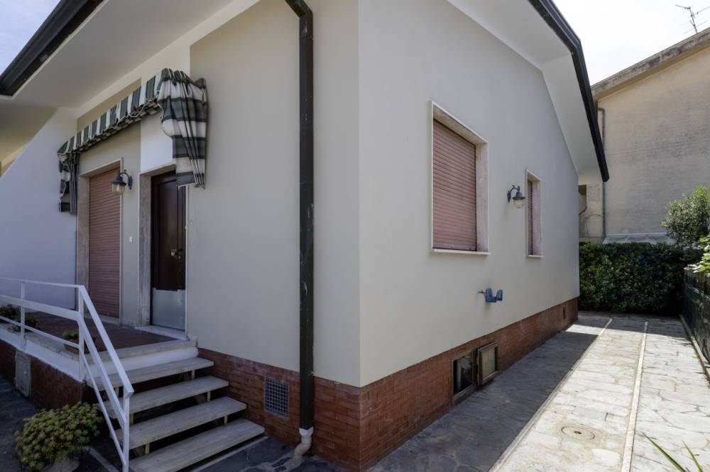 casa indipendente in vendita a Viareggio in zona Torre del Lago