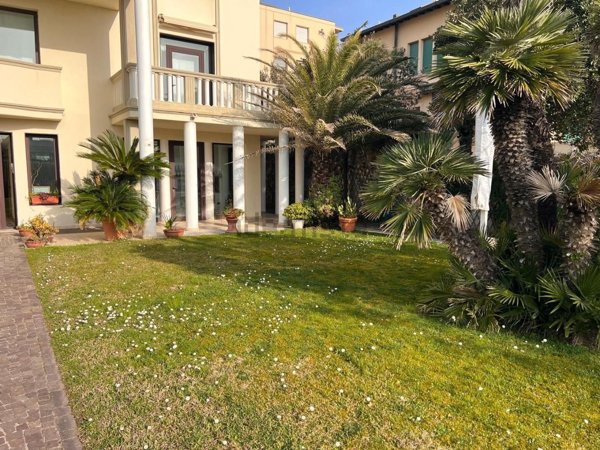 appartamento in vendita a Viareggio in zona Marco Polo