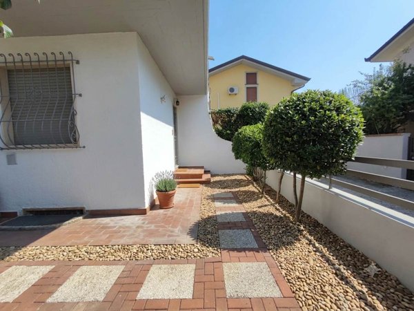 casa indipendente in vendita a Viareggio in zona Torre del Lago