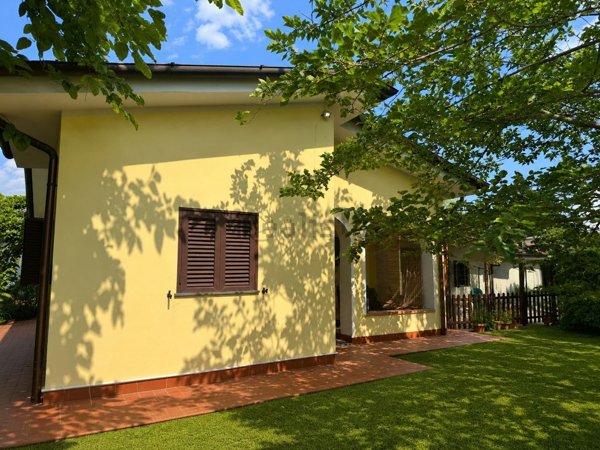 casa indipendente in vendita a Viareggio in zona Barù