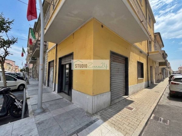 negozio in vendita a Viareggio in zona Centro Storico