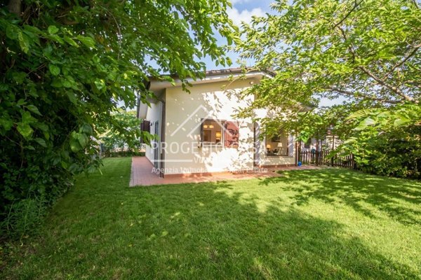 casa indipendente in vendita a Viareggio in zona Torre del Lago