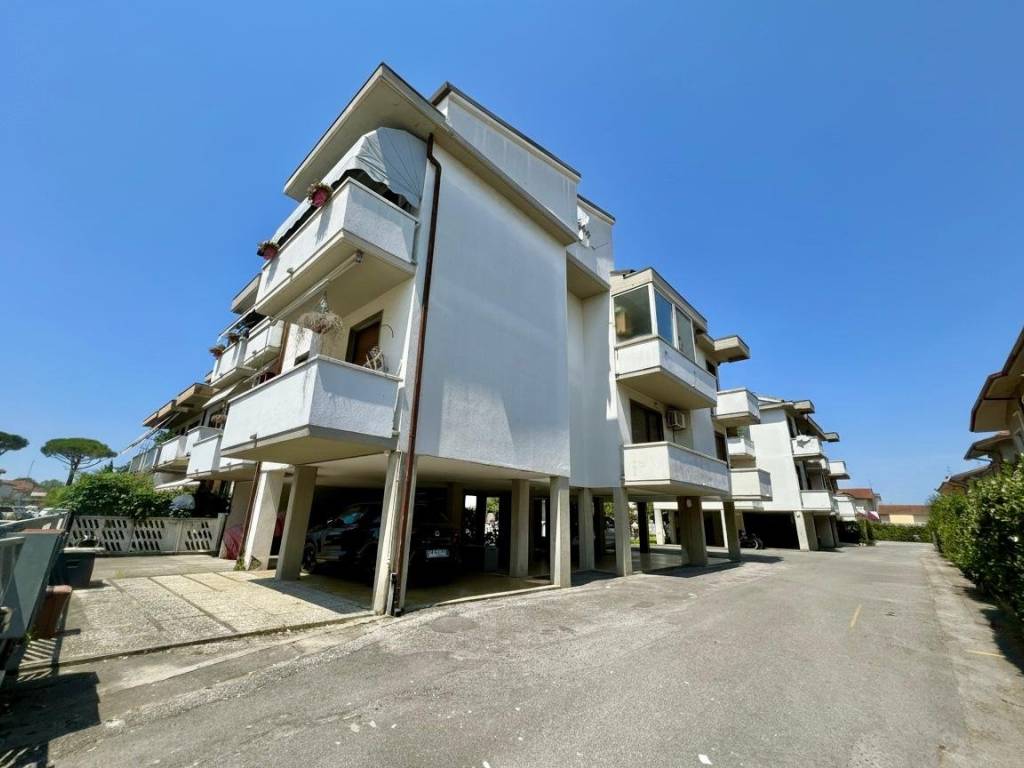 appartamento in vendita a Viareggio in zona Torre del Lago