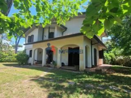 casa indipendente in vendita a Viareggio