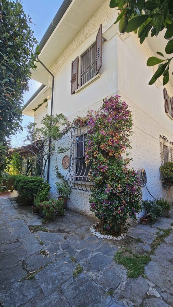 casa indipendente in vendita a Viareggio in zona Campo d'Aviazione