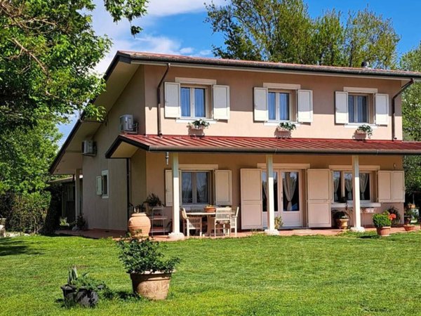 casa indipendente in vendita a Viareggio in zona Cinquini