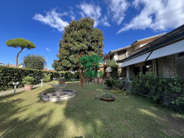 casa indipendente in vendita a Viareggio in zona Cinquini
