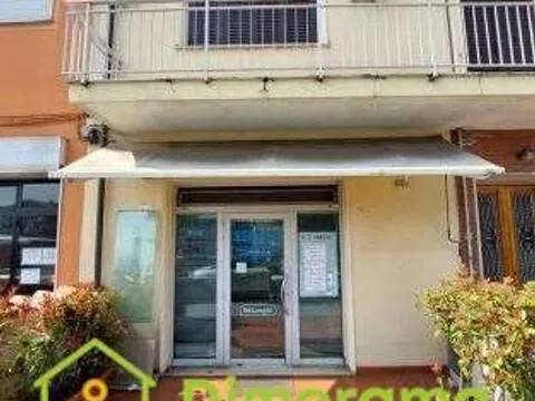 negozio in vendita a Viareggio in zona Migliarina