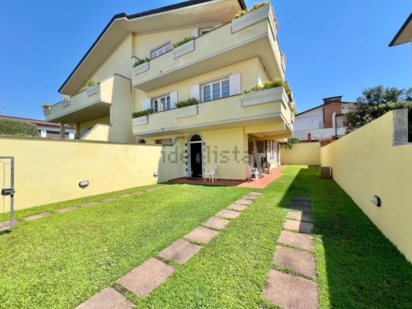 casa indipendente in vendita a Viareggio in zona Campo d'Aviazione