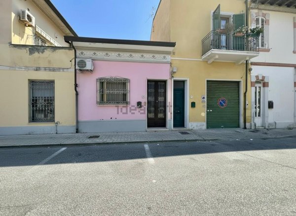 casa indipendente in vendita a Viareggio in zona Centro Storico