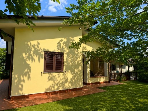 casa indipendente in vendita a Viareggio in zona Campo d'Aviazione