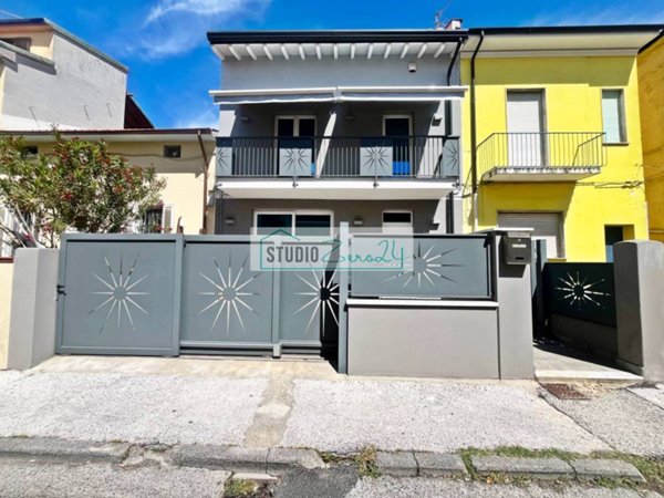 casa indipendente in vendita a Viareggio