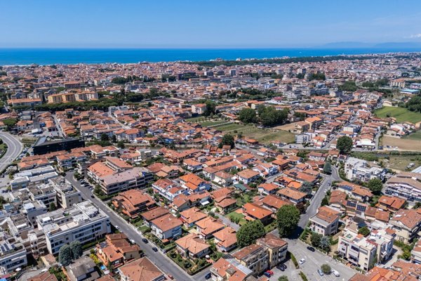 casa indipendente in vendita a Viareggio