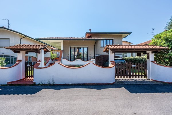 casa indipendente in vendita a Viareggio