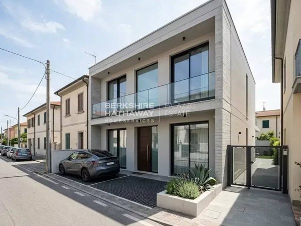 locale commerciale in vendita a Viareggio