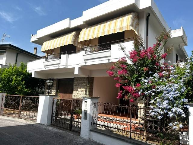 casa indipendente in vendita a Viareggio in zona Migliarina