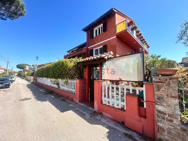 casa indipendente in vendita a Viareggio in zona Torre del Lago